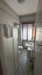 a bathroom with a toilet and a sink at Le Camere dei Magi in Saturnia