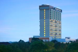 een hoog gebouw met een klein bord erop bij ASTON Solo Hotel in Solo