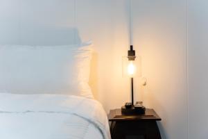 a bedroom with a bed and a lamp on a table at Pura Vida Rent in Nosara