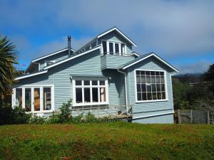 una casa blu in cima a una collina di Captain Eady's Lookout a Portobello