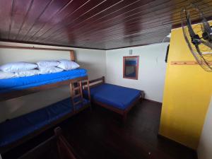 a room with two bunk beds in a boat at PERÓ BEIRA MAR - Flat âncora - 203A in Cabo Frio