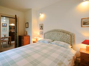 a bedroom with a bed and a table and a chair at Deer Park Lookout - E3928 in Thorpe Market