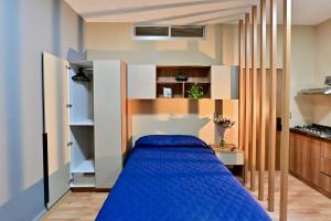 a bedroom with a blue bed in a room at Loft centrico en Morelia in Morelia