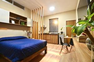 a bedroom with a bed and a desk and a chair at Loft centrico en Morelia in Morelia