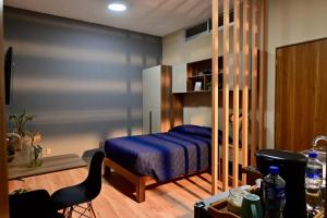 a bedroom with a bed and a table and chairs at Loft centrico en Morelia in Morelia