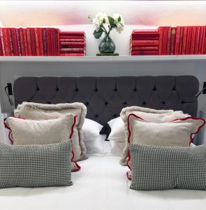 a room with pillows and a shelf with books at The Red Lion in Blewbury