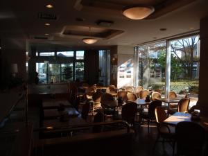 ห้องอาหารหรือที่รับประทานอาหารของ Hotel Crown Hills Okaya