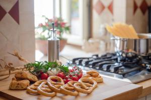a kitchen counter with pretzels and breads on a cutting board at Oasi Milano in Furore