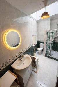 a bathroom with a sink and a toilet and a mirror at Casa caloret -Playa y centro a 2 min - 1ªPlanta in Vinarós