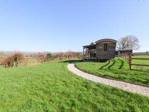 a cabin in the middle of a grassy field at Golden Fleece in Macclesfield