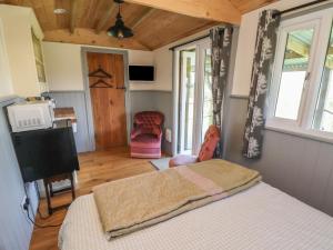 a bedroom with a bed and a tv in a room at Golden Fleece in Macclesfield