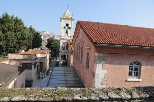 Ansicht eines Gebäudes mit Turm und Kirche in der Unterkunft Ramparts Hotel in Istanbul