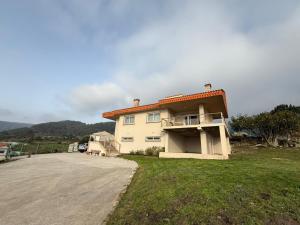 a large house with a driveway in front of it at Casa Ángel 1982 in Oia