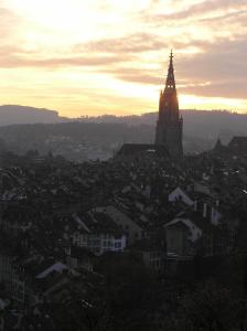 Blick auf eine Stadt mit einem Uhrturm in der Unterkunft Calm Family Apartment in Bern