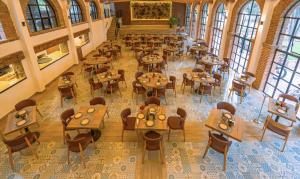 an overhead view of a restaurant with tables and chairs at Hotel Oviedo Teotihuacán in San Martín de las Pirámides +13 photos