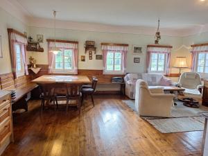 ein Wohnzimmer mit einem Tisch und einem Sofa in der Unterkunft Reschbauer in Mainsdorf