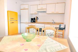 a kitchen with a table with a bowl on it at Ferienwohnung 2 "Zum Feld" auf dem Alpakahof in Bernstadt