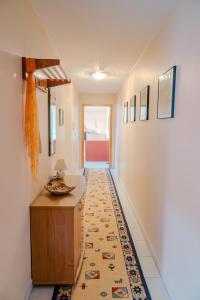 a hallway with a rug on the floor at Ferienwohnung 2 "Zum Feld" auf dem Alpakahof in Bernstadt +2 photos
