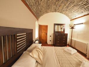 a bedroom with a large bed and a mirror at Casa Ara in Boltaña
