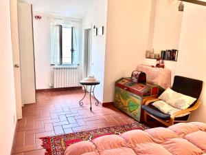 a living room with a couch and a table at Casa Vacanze Pinuccia in Corniglia