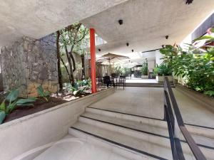 a staircase leading to the lobby of a house at Flat Jardins, Paulista, Oscar Freire, restaurantes in São Paulo