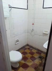a bathroom with a toilet and a sink at La casa de Samuel in San Ramón de la Nueva Orán