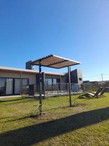 ein Pavillon auf einem Feld vor einem Gebäude in der Unterkunft Belize Apart in San José