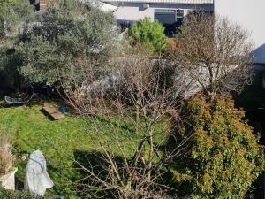 an aerial view of a garden with trees and bushes at Charming Getaway Near Paris in Alfortville