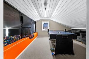 a room with a pool table and an aquarium at Apartment in Gautefall in Drangedal