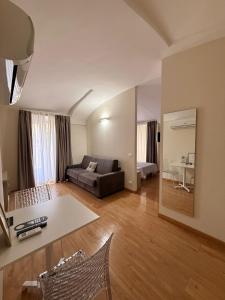 ein Wohnzimmer mit Sofa und Tisch in der Unterkunft Adalesia Hotel & Coffee in Turin