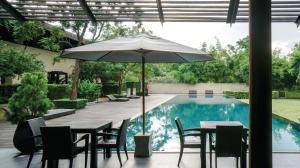 Bazén v ubytování MUTHI MAYA Forest Pool Villa Resort - SHA Plus Certified nebo v jeho okolí