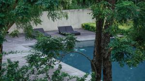 Bazén v ubytování MUTHI MAYA Forest Pool Villa Resort - SHA Plus Certified nebo v jeho okolí