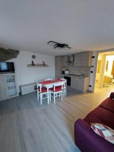 a living room and kitchen with a table and chairs at Pres du Chateau in Châtillon