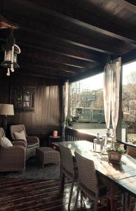 a living room with a wooden table and chairs at Maries bunte Villa in Bad Berleburg