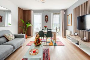 a living room with a couch and a table at SYC I Mulini, Leonardo Academy & MXP & JRC Ispra in Sesto Calende