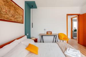 a bedroom with a bed and a table at SYC I Mulini, Leonardo Academy & MXP & JRC Ispra in Sesto Calende