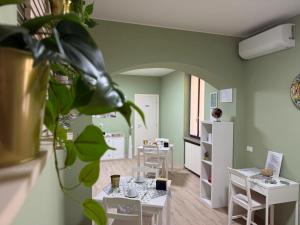 a room with tables and chairs and a plant at Re-Start in Scandolara Ravara