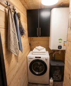 a washer and dryer in a tiny house at La Clochette d'Hiver Familial et espace Détente in Cornimont
