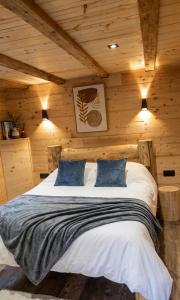 a bedroom with a bed in a wooden cabin at La Clochette d'Hiver Familial et espace Détente in Cornimont