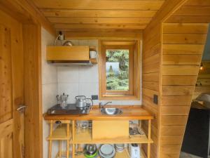 a small kitchen with a sink and a window at Glamping Vulcanche in Villa Traful