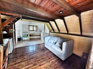 a living room with a couch and a kitchen at Glamping Vulcanche in Villa Traful