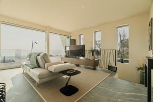 a living room with a couch and a tv at Villa Vallonga in Bardolino