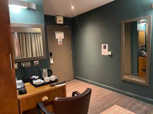 a hair salon with a mirror and a chair at HNFC Stays - Harmony Accommodation in Elswick