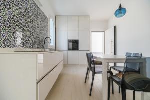 a kitchen and dining room with a table and chairs at Azuleyos Garden & Pool fronte mare in Marcelli