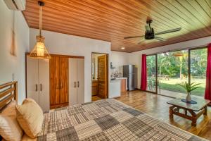 a bedroom with a bed and a ceiling fan at Beachfront Studio - Direct Beach Access - Fast Wifi & AC in Cocles