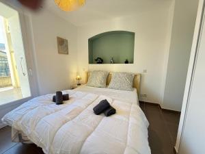 a bedroom with two beds and a mirror on the wall at Le Mas du Mont Ventoux in Malaucène