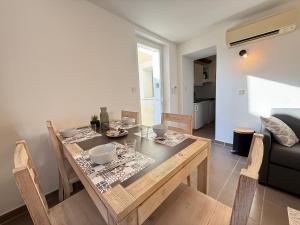 a dining table and chairs in a living room at Le Mas du Mont Ventoux in Malaucène