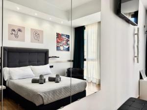a bedroom with a bed and a mirror at Ilustre Rooms Malaga in Málaga