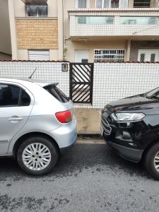 two cars parked next to each other on a street at Canal 3 Living - Hospedagem Aconchegante em Santos in Santos