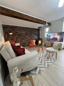 a living room with a couch and a tv at Agradable y Acogedora Casa Moderna en Puerto Varas in Puerto Varas